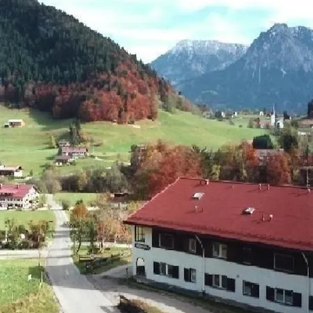4 Mit Balkon Apartment *
