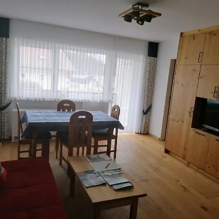 4 Mit Balkon Apartment *